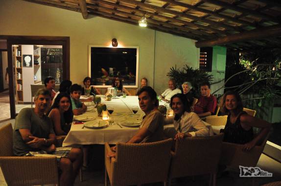 Família reunida para jantar no hotel de Fortim, litoral do Ceará